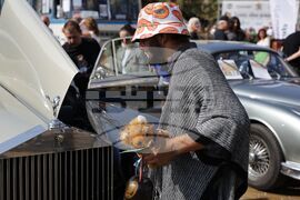Автосалон и парад на ретро автомобилите