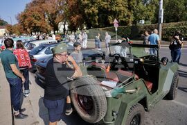 Автосалон и парад на ретро автомобилите