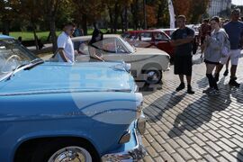 Автосалон и парад на ретро автомобилите