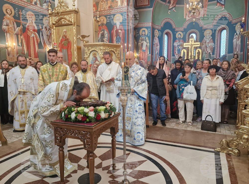 Патриарх Даниил - храм "Въздвижение на светия кръст Господен" - света литургия