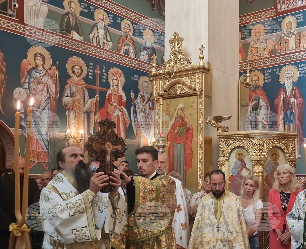 Патриарх Даниил - храм "Въздвижение на светия кръст Господен" - света литургия