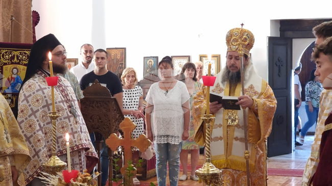Кюстендил - храм „Свети вмчк Димитър Солунски“ - архиерейска света литургия