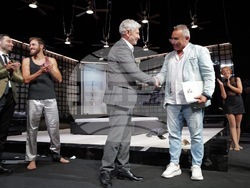 Ириней Константинов получи наградата за цялостен принос на фестивала "Сцена на кръстопът" в Пловдив. Снимка: Драматичен театър - Пловдив