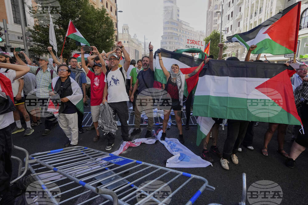 Властите в Испания заявиха, че повече от 100 000 души са участвали в пропалестински протест, заради който преждевременно бе прекратена колоездачната обиколка на страната