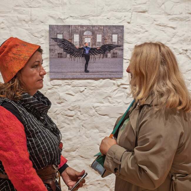 Изложбата „Символи на мобилността“ на българката Ники Колиър ще бъде експонирана в замъка „Портумна“ до 30 септември 