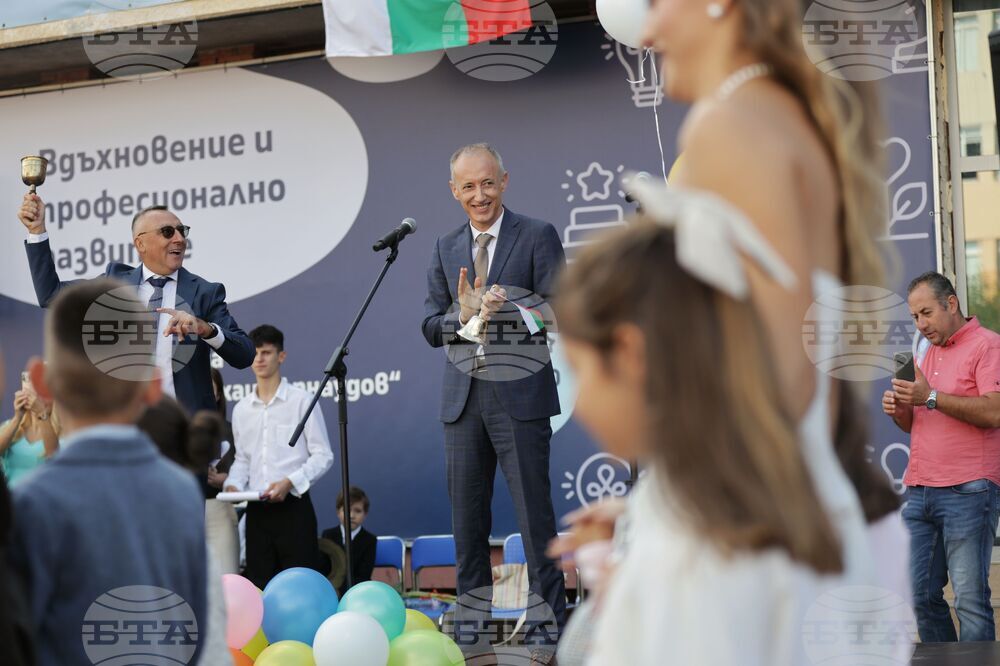 Министър Красимир Вълчев, кметът на "Изгрев" Делян Георгиев и началникът на РУО Елеонора Лилова откриха учебната година в 119-о училище