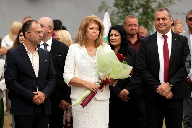 Първото училище винаги има запазено място в сърцето и нищо в живота не може да го изтрие, каза вицепрезидентът Илияна Йотова