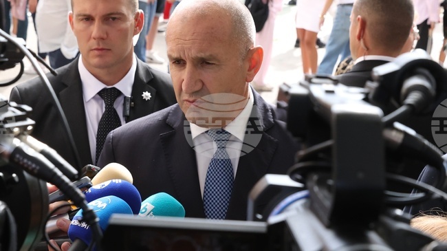 Пеевски и Борисов демонтират държавата, с отказа да разгледат референдума управляващите погазиха правата на българите, каза президентът Радев 