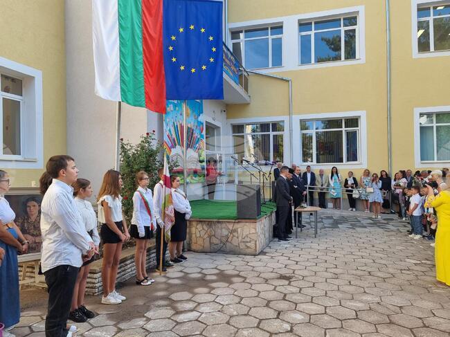 Новата учебна година в Кюстендил започват 357 първокласници