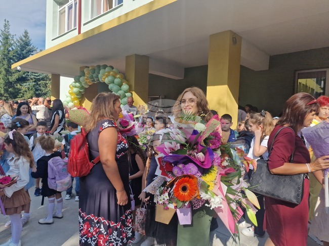 В област Търговище учебната година започна в общо 46 училища, първокласниците в региона са 758