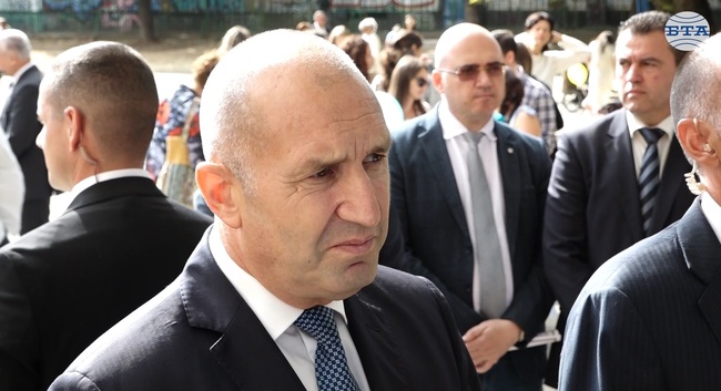 Не искам на този наистина прекрасен български празник да се занимаваме с предварително обречени вотове на недоверие, каза Румен Радев