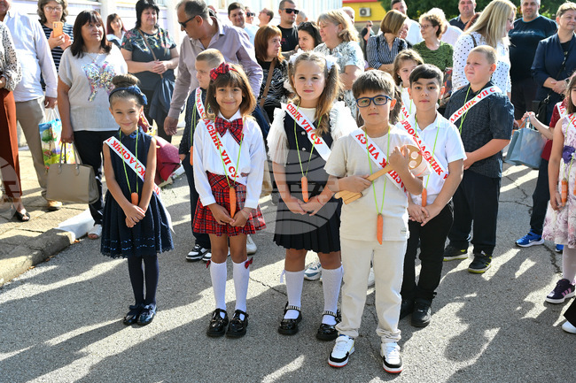 В Седмо средно училище в Монтана посрещнаха първокласниците с моркови