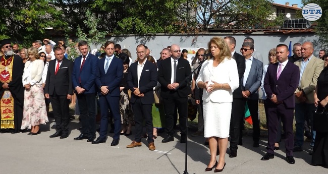 Първото училище винаги има запазено място в сърцето и нищо в живота не може да го изтрие, каза вицепрезидентът Илияна Йотова