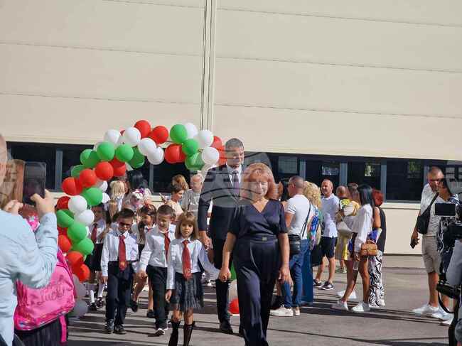 Първият учебен ден е светъл и изпълнен с много надежди празник, каза директорът на ОУ "Проф. Иван Батаклиев" в Пазарджик