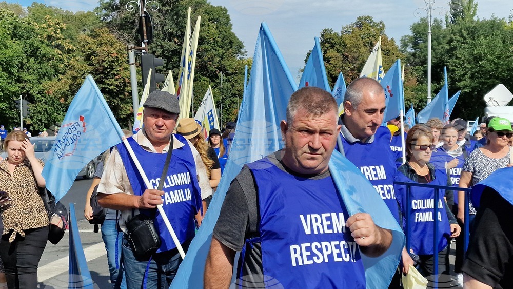 Хиляди служители от публичната администрация в Румъния протестират пред сградата на правителството в Букурещ