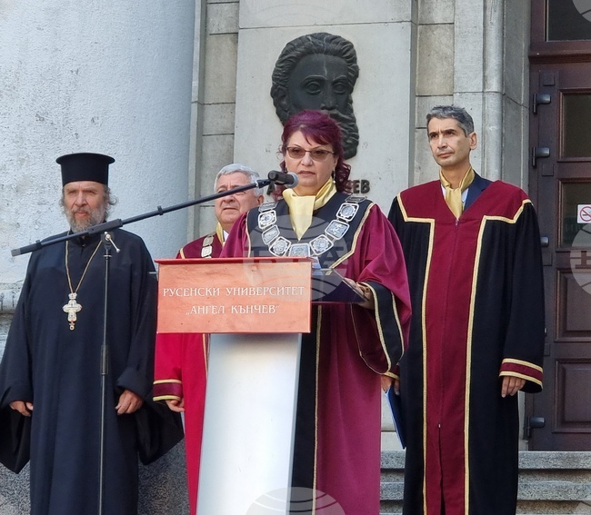 Около 1600 първокурсници прекрачиха прага на Русенския университет