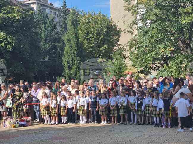 Начално училище „Димитър Благоев“ е 142 години гордост и традиция, каза областният управител на Стара Загора д-р Неделчо Маринов