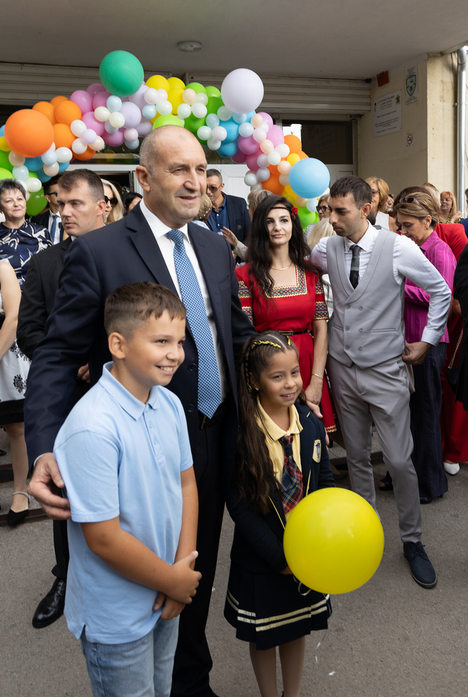 Румен Радев към учениците: Борете се за мечтите си, използвайте предизвикателствата като трамплин към успеха и градете бъдещето на европейска България