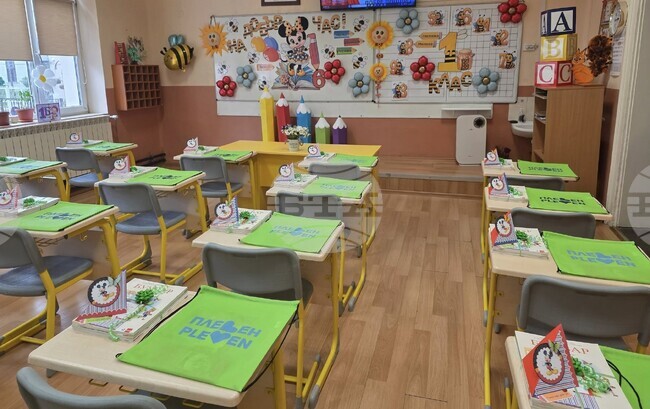 Раници и ученически пособия получиха като подаръци първокласниците в община Плевен