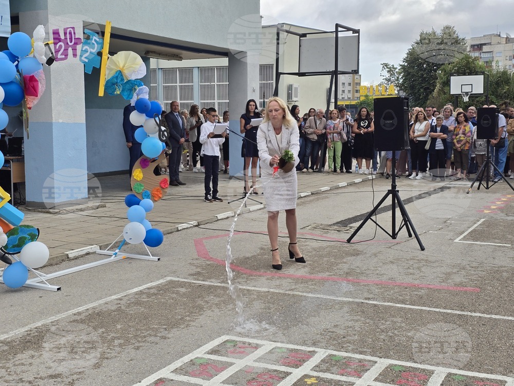 За пръв път 73-ма първокласници прекрачиха прага на Основно училище „Христо Никифоров“ в Ловеч 