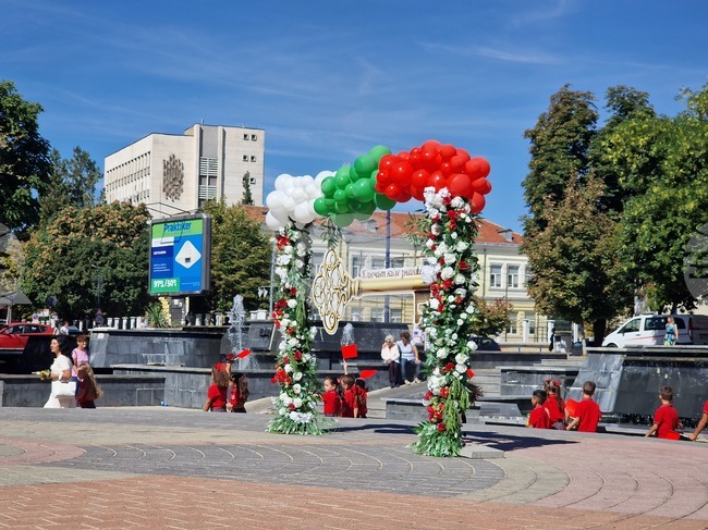  Първокласниците от всички училища в Пазарджик получиха ключа към знанието на площад "Константин Величков"