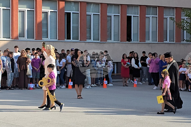 Общо 2387 ученици прекрачиха училищния праг в община Свищов през новата учебна година