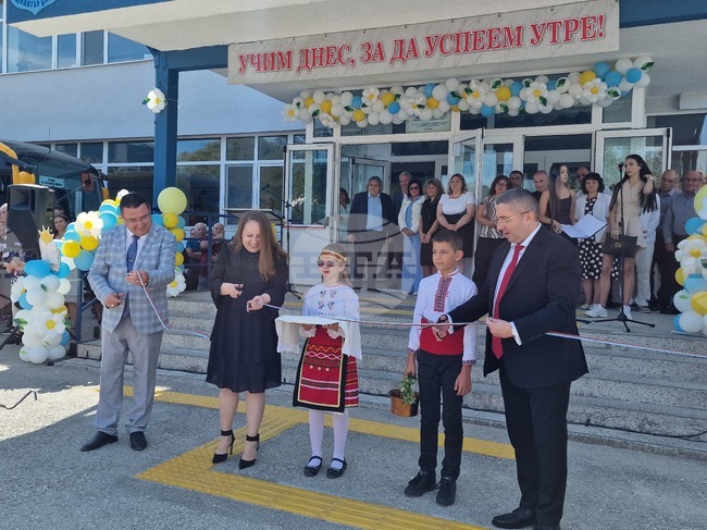 С модернизирана сграда посрещна първия учебен ден Средно училище „Димитър Благоев“ в Свищов
