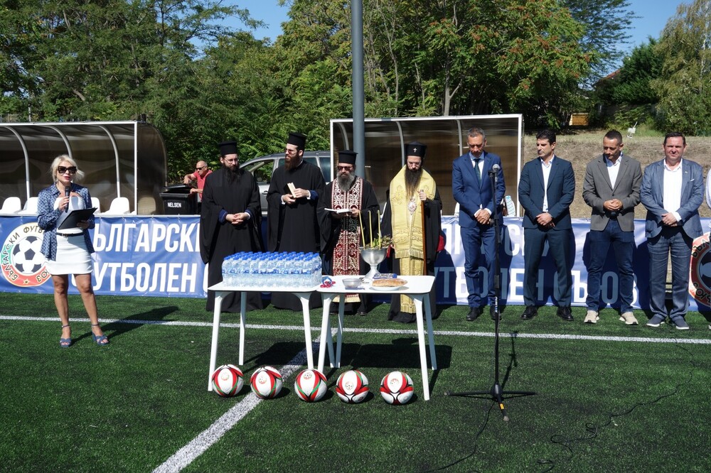 Кметът на Бургас Димитър Николов и президентът на БФС Георги Иванов откриха обновеното футболно игрище в квартал Ветрен