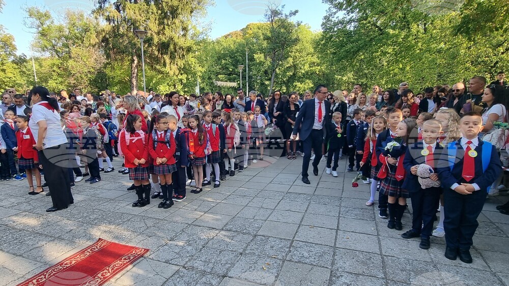 Учебната година започва безпроблемно във всичките 63 училища в област Шумен