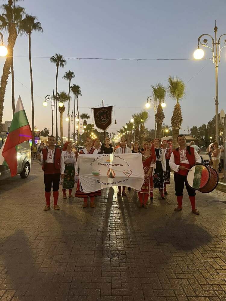 Групата за народни танци „Хороводна китка“ в Пафос представи българските народни танци на международен фолклорен фестивал в Ларнака