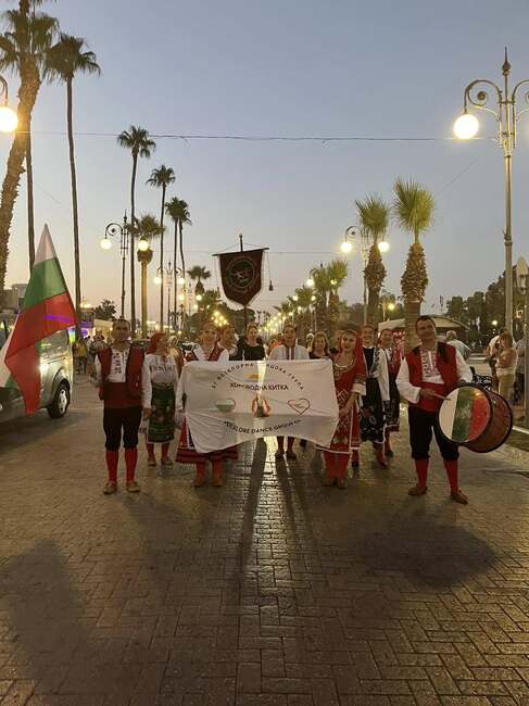 Групата за народни танци „Хороводна китка“ в Пафос представи българските народни танци на международен фолклорен фестивал в Ларнака