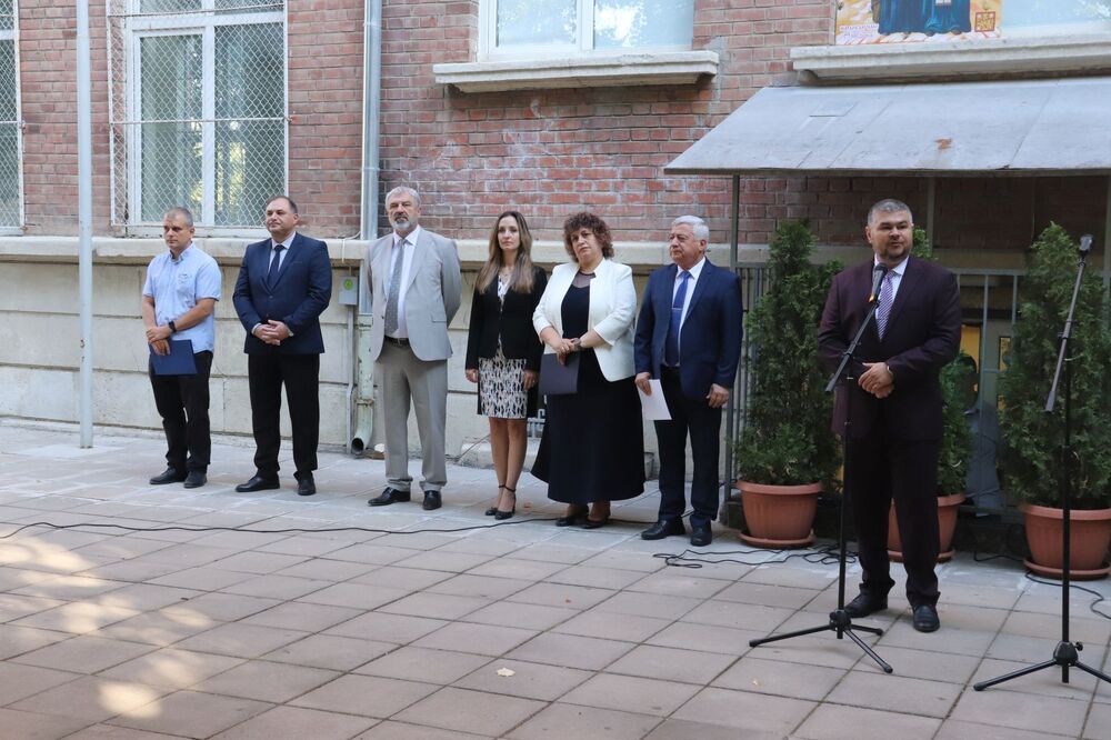 Драгомир Драганов: Професионалната гимназия по икономика и управление е призвана да възпитава млади хора със свободен дух и любопитен ум