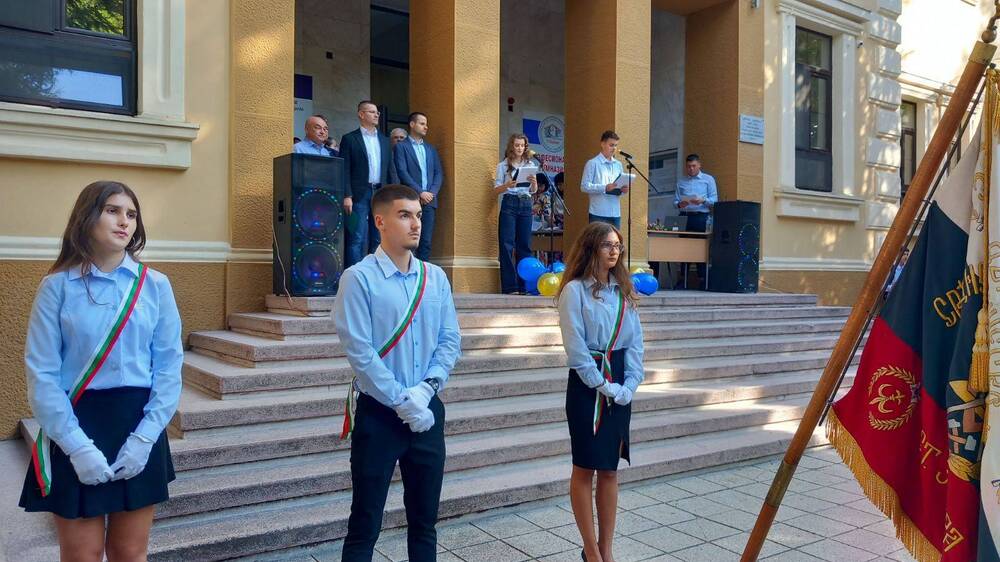 С пожелания за успех зам.-кметовете на Община Стара Загора изпратиха до класните стаи най-важните днес - децата