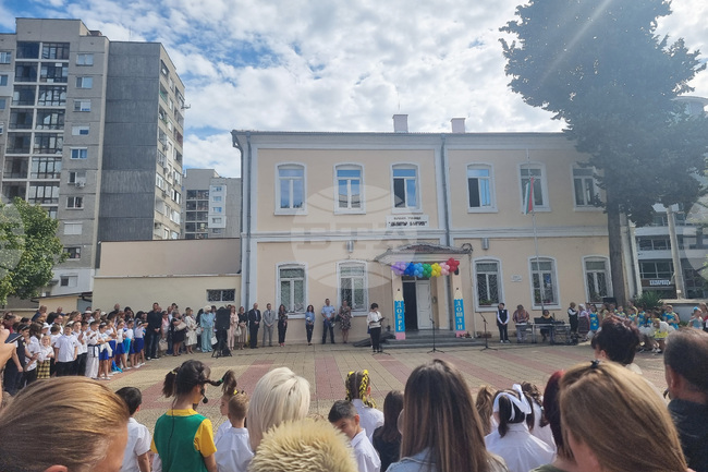 Тържествено отбелязаха началото на новата учебна година в област Стара Загора