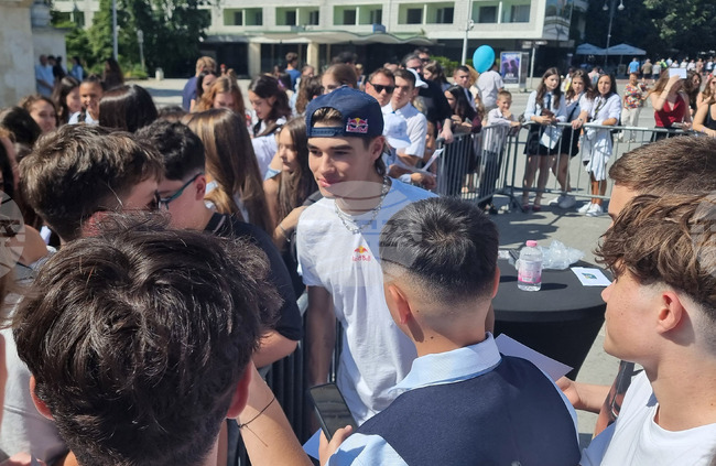 Технологичен празник събра на едно място във Варна роботи, симулатори и „космическа“ почва