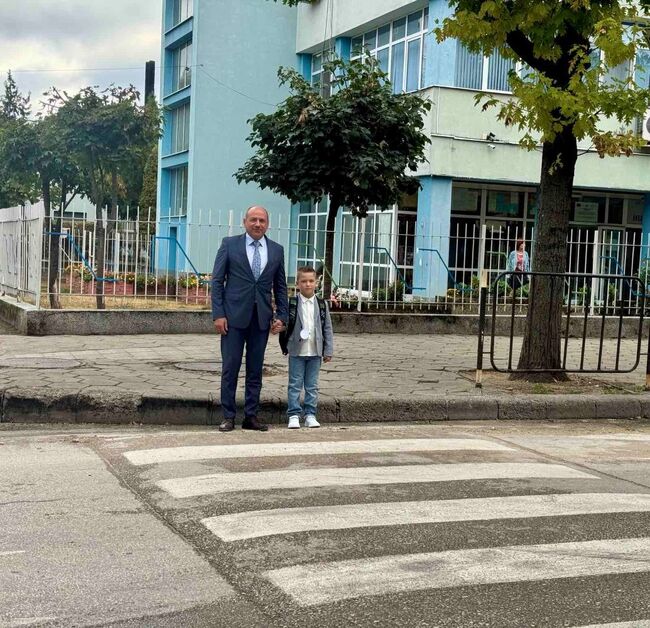 „Безопасно до училище“ – кметът и екипът му преведоха ученици по пешеходните пътеки в Ловеч