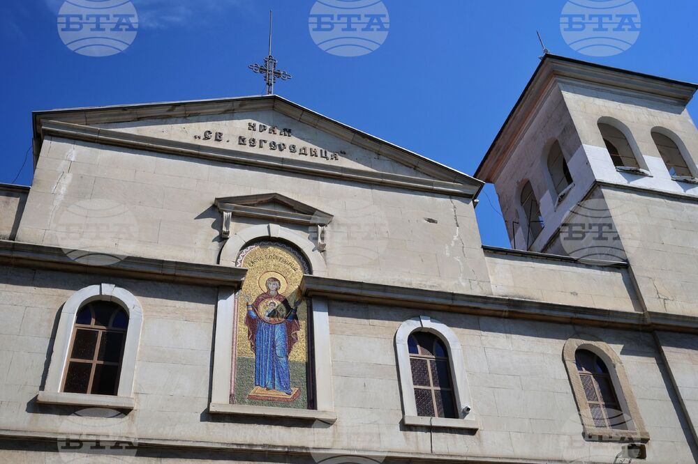 Задържани са 24-годишна жена и 12-годишно момиче от Сливен за кражба от храм в Бургас