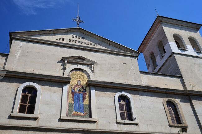 Задържани са 24-годишна жена и 12-годишно момиче от Сливен за кражба от храм в Бургас