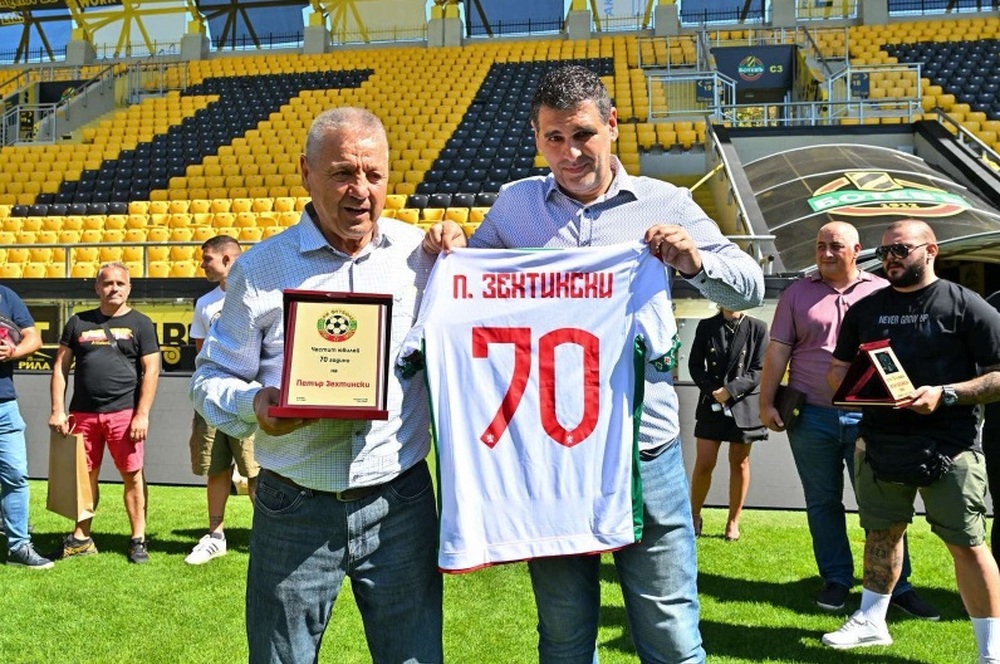 Българският футболен съюз удостои легендата Петър Зехтински с почетен плакет