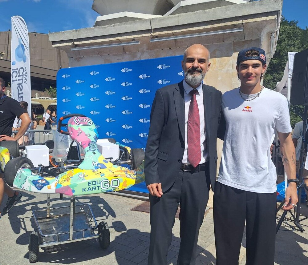 Звездата на Формула 3 Никола Цолов беше специалният гост на образователното изложение „Техностарт“ във Варна