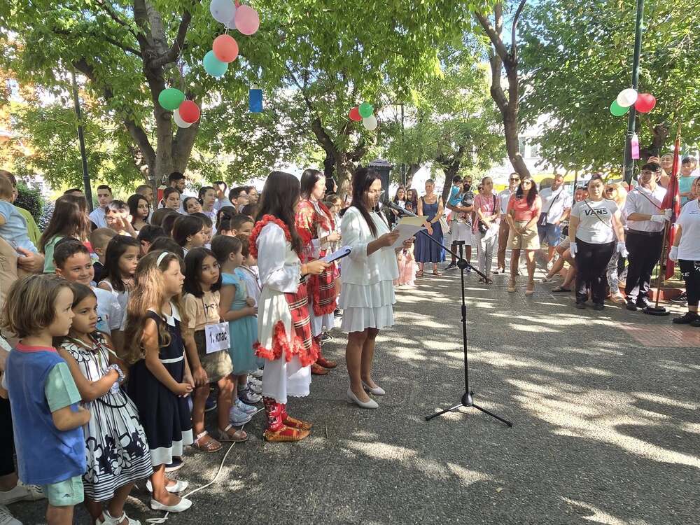 Новата учебна година в училище „Св. св. Кирил и Методий” в Атина бе открита с тържествена церемония на открито
