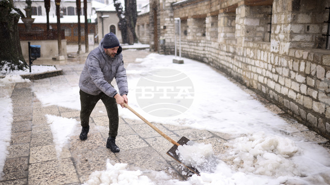 Сараево е покрито със сняг и лед, а контейнерите за отпадъци преливат заради затруднения с комуналните услуги