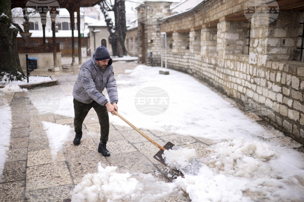 Сараево е покрито със сняг и лед, а контейнерите за отпадъци преливат заради затруднения с комуналните услуги