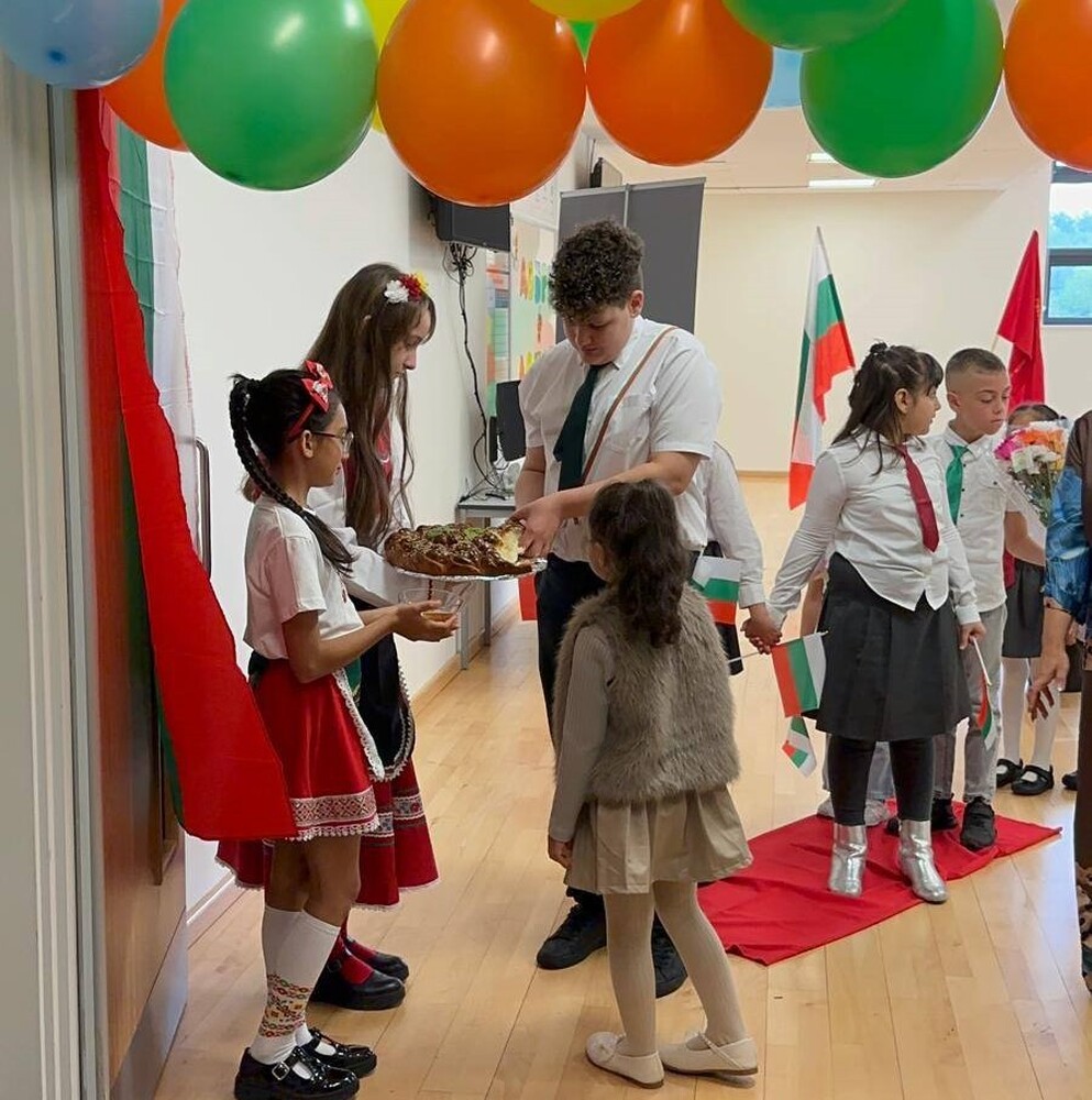 Тържествено бе открита новата учебна година в Българското училище „Любен Каравелов“ в Блекбърн, Великобритания