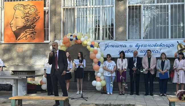 Новата учебна година във Варна започна, училищният звънец би за 3224 първокласници