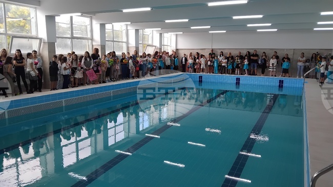Учениците от Перник ще ползват модерен плувен басейн и три благоустроени външни площадки
