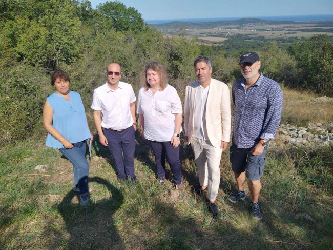 Председателят на Народното събрание Наталия Киселова и народни представители посетиха и разгледаха археологически обект Антична крепост Равадиново край Созопол