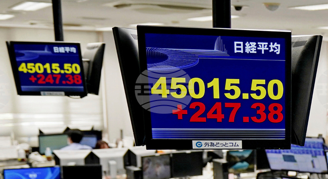 Водещият японски индекс Nikkei 225 затвори за първи път над нивото от 45 000 пункта след разнопосочен край на търговията на Уолстрийт