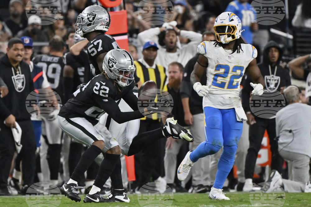 Chargers Raiders Football