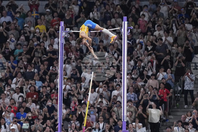 Световните шампиони Дуплантис и Маклафлин-Леврон бяха обявени за лекоатлети на годината